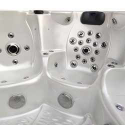JACUZZI OGRODOWE WANNA SPA703A	BIAŁA PERŁA OBUDOWA CIEMNO-SZARE DREWNO 230x230 CM