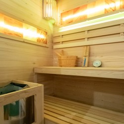SAUNA FIŃSKA WYSOKOTEMPERATUROWA Z PIECEM LARK1-WD /HARVIA 3,5KW 1-2 OSOBOWA 120x120 CM