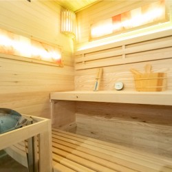 SAUNA FIŃSKA WYSOKOTEMPERATUROWA Z PIECEM LARK3-WD/HARVIA 4,5KW 3-4 OSOBOWA 140x150 CM