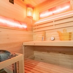 SAUNA FIŃSKA WYSOKOTEMPERATUROWA Z PIECEM LARK3-WD/HARVIA 4,5KW 3-4 OSOBOWA 140x150 CM