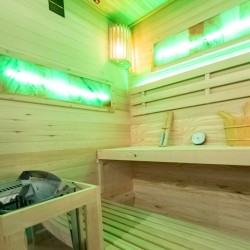 SAUNA FIŃSKA WYSOKOTEMPERATUROWA Z PIECEM LARK3-WD/HARVIA 4,5KW 3-4 OSOBOWA 140x150 CM