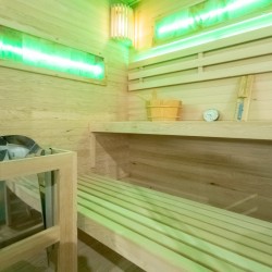 SAUNA FIŃSKA WYSOKOTEMPERATUROWA Z PIECEM LARK4-WD/HARVIA 6KW 4-5 OSOBOWA 150x150 CM