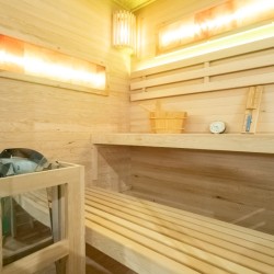 SAUNA FIŃSKA WYSOKOTEMPERATUROWA Z PIECEM LARK4-WD/HARVIA 6KW 4-5 OSOBOWA 150x150 CM