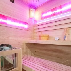 SAUNA FIŃSKA WYSOKOTEMPERATUROWA Z PIECEM LARK4-WD/HARVIA 6KW 4-5 OSOBOWA 150x150 CM