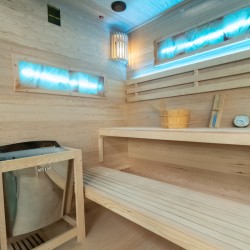 SAUNA FIŃSKA WYSOKOTEMPERATUROWA Z PIECEM LARK5-WD/HARVIA 6KW 4-5 OSOBOWA 180x160 CM