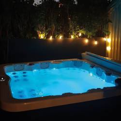 JACUZZI OGRODOWE WANNA BOKO BIAŁA OBUDOWA CZARNA 230x230 CM BOKO-4196