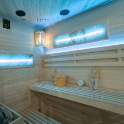 SAUNA FIŃSKA WYSOKOTEMPERATUROWA Z PIECEM LARK4/HARVIA 6KW 4-5 OSOBOWA 150x150 CM LARK4