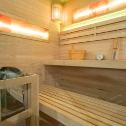 SAUNA FIŃSKA WYSOKOTEMPERATUROWA Z PIECEM LARK4/HARVIA 6KW 4-5 OSOBOWA 150x150 CM LARK4