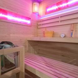 SAUNA FIŃSKA WYSOKOTEMPERATUROWA Z PIECEM LARK4/HARVIA 6KW 4-5 OSOBOWA 150x150 CM LARK4