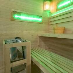 SAUNA FIŃSKA WYSOKOTEMPERATUROWA Z PIECEM LARK4/HARVIA 6KW 4-5 OSOBOWA 150x150 CM LARK4