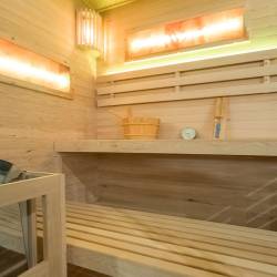 SAUNA FIŃSKA WYSOKOTEMPERATUROWA Z PIECEM LARK4/HARVIA 6KW 4-5 OSOBOWA 150x150 CM LARK4
