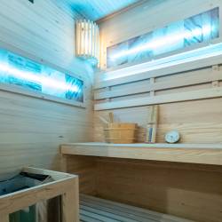SAUNA FIŃSKA WYSOKOTEMPERATUROWA Z PIECEM LARK1/HARVIA 3,5KW 1-2 OSOBOWA 120x120 CM LARK1
