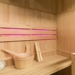 SAUNA FIŃSKA WYSOKOTEMPERATUROWA Z PIECEM BODO2/HARVIA 1-2 OSOBOWA 120x120 BODO2