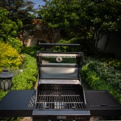 GRILL OGRODOWY GAZOWY Z POKRYWĄ I PÓŁKAMI ZEUS-A CZARNY RUSZT ŻELIWNY ZEUS-A