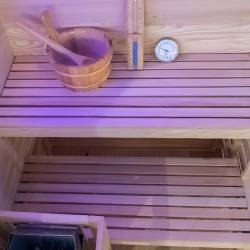 SAUNA FIŃSKA WYSOKOTEMPERATUROWA Z PIECEM LARK1-WD /HARVIA 3,5KW 1-2 OSOBOWA 120x120 CM