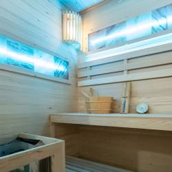 SAUNA FIŃSKA WYSOKOTEMPERATUROWA Z PIECEM LARK1-WD /HARVIA 3,5KW 1-2 OSOBOWA 120x120 CM