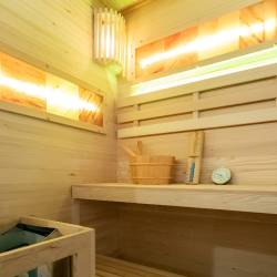SAUNA FIŃSKA WYSOKOTEMPERATUROWA Z PIECEM LARK1-WD /HARVIA 3,5KW 1-2 OSOBOWA 120x120 CM