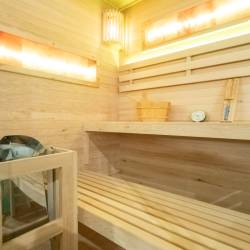 SAUNA FIŃSKA WYSOKOTEMPERATUROWA Z PIECEM LARK4-WD/HARVIA 6KW 4-5 OSOBOWA 150x150 CM
