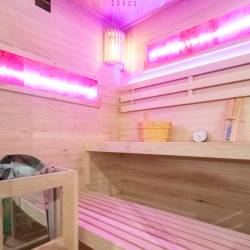 SAUNA FIŃSKA WYSOKOTEMPERATUROWA Z PIECEM LARK4-WD/HARVIA 6KW 4-5 OSOBOWA 150x150 CM