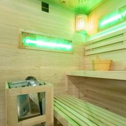 SAUNA FIŃSKA WYSOKOTEMPERATUROWA Z PIECEM LARK4-WD/HARVIA 6KW 4-5 OSOBOWA 150x150 CM