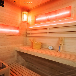 SAUNA FIŃSKA WYSOKOTEMPERATUROWA Z PIECEM LARK4/HARVIA 6KW 4-5 OSOBOWA 150x150 CM LARK4
