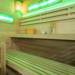 SAUNA FIŃSKA WYSOKOTEMPERATUROWA Z PIECEM LARK4/HARVIA 6KW 4-5 OSOBOWA 150x150 CM LARK4