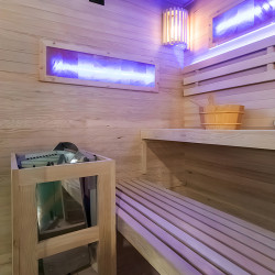 SAUNA FIŃSKA WYSOKOTEMPERATUROWA Z PIECEM LARK4/HARVIA 6KW 4-5 OSOBOWA 150x150 CM LARK4