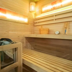 SAUNA FIŃSKA WYSOKOTEMPERATUROWA Z PIECEM LARK4-WD/HARVIA 6KW 4-5 OSOBOWA 150x150 CM