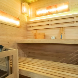 SAUNA FIŃSKA WYSOKOTEMPERATUROWA Z PIECEM LARK4-WD/HARVIA 6KW 4-5 OSOBOWA 150x150 CM