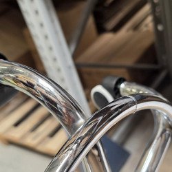 STOŁEK HOKER KRZESŁO BAROWE Z KÓŁKAMI MAX CZARNY PODSTAWA CHROM SKÓRA PU MAX-BL-CH-NEW