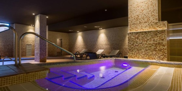 Wybór Wanny Jacuzzi do Hotelu: Luksus i Komfort Dla Gości